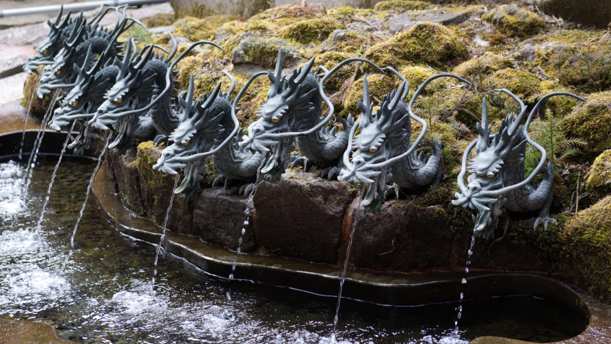 Dragon statues at the Hakone shrine